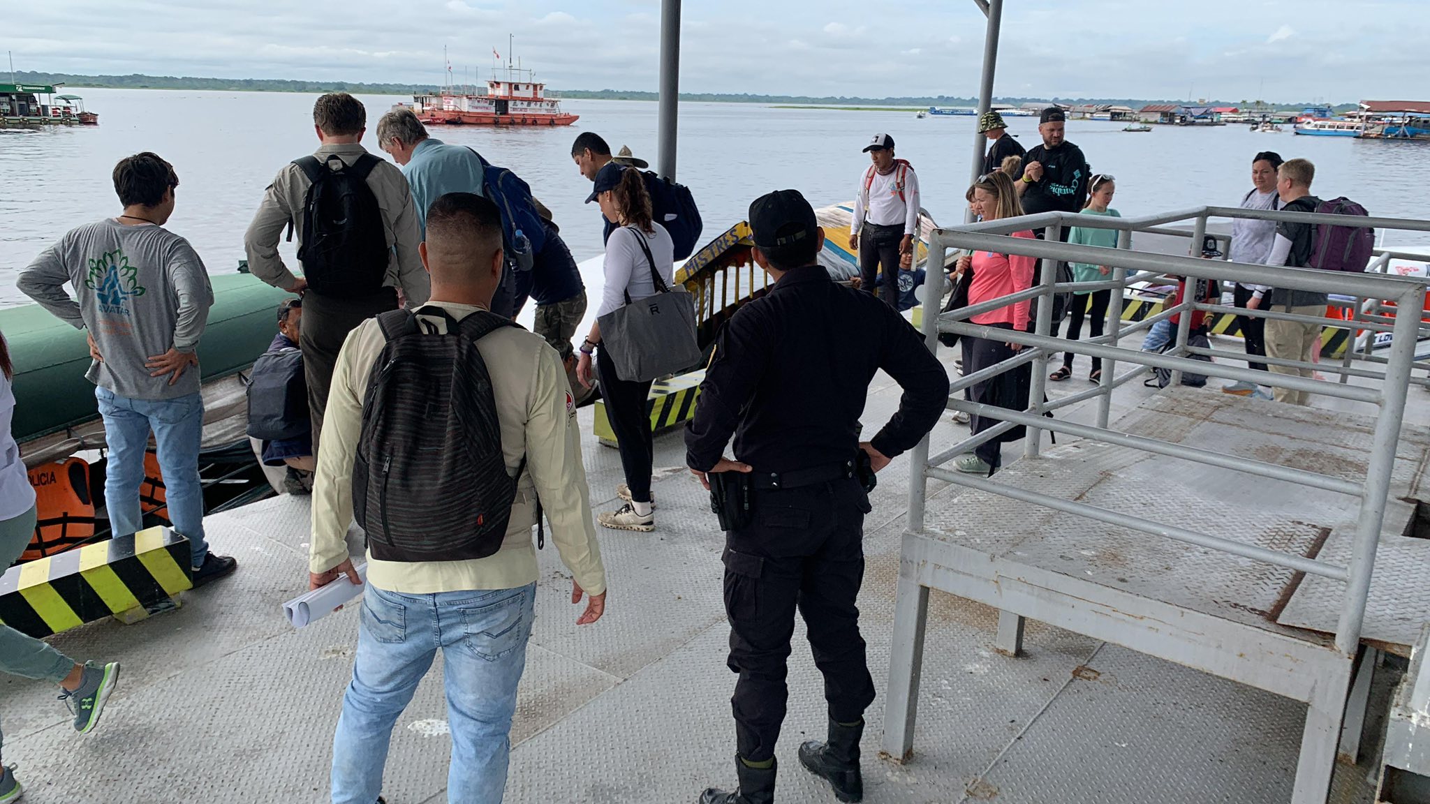 MIEMBROS DE LA PNP RESGUARDANDO A TURISTAS