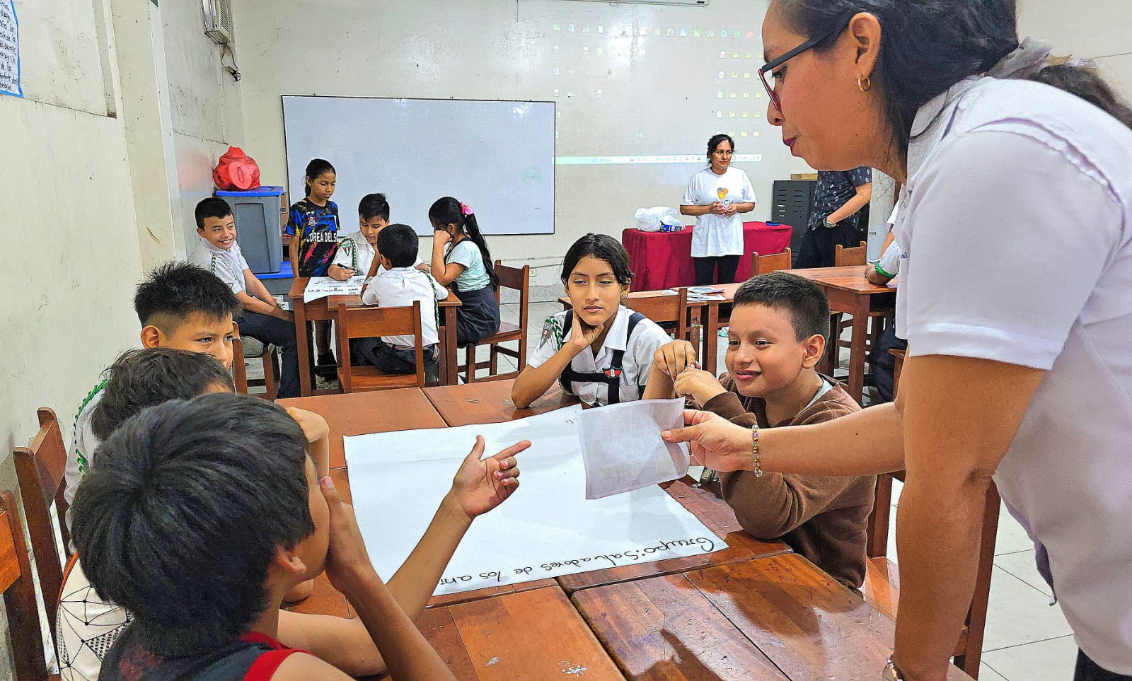 ALUMNOS RECIBIENDO CAPACITACION SOBRE LA MINERIA ILEGAL