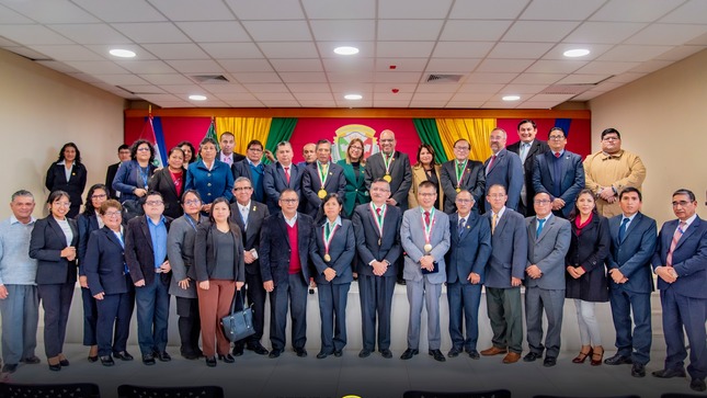 Nueva Comisión Organizadora, en una foto con los docentes de la Universidad Nacional de Cañete