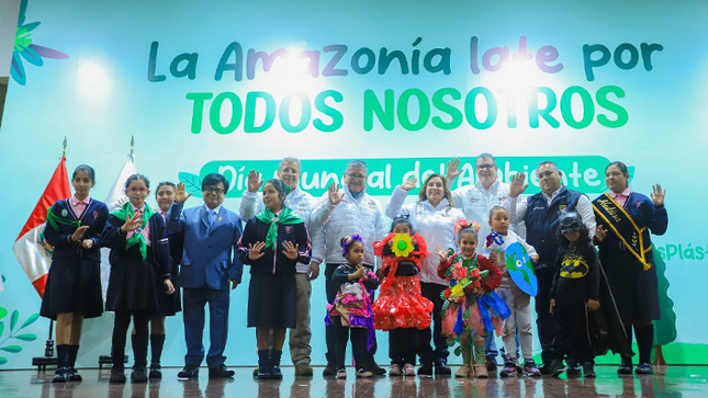Presidente Bolaurte anuncia que defenderá en Francia las 200 millas del mar de Grau