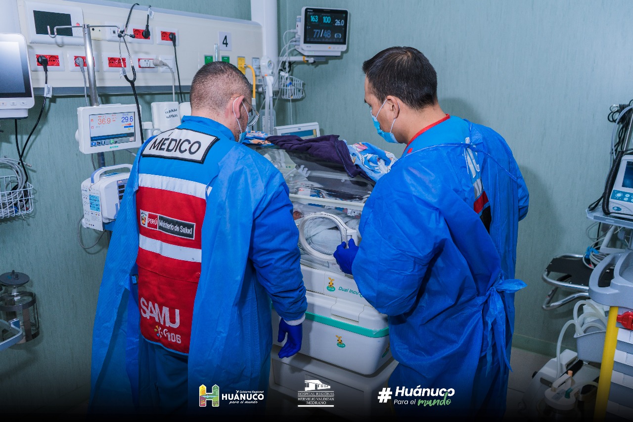 Personal médico del SAMU y del hospital , preparando a los menores para su traslado.