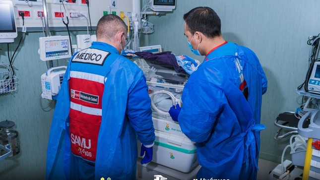 Personal médico del SAMU y del hospital , preparando a los menores para su traslado.