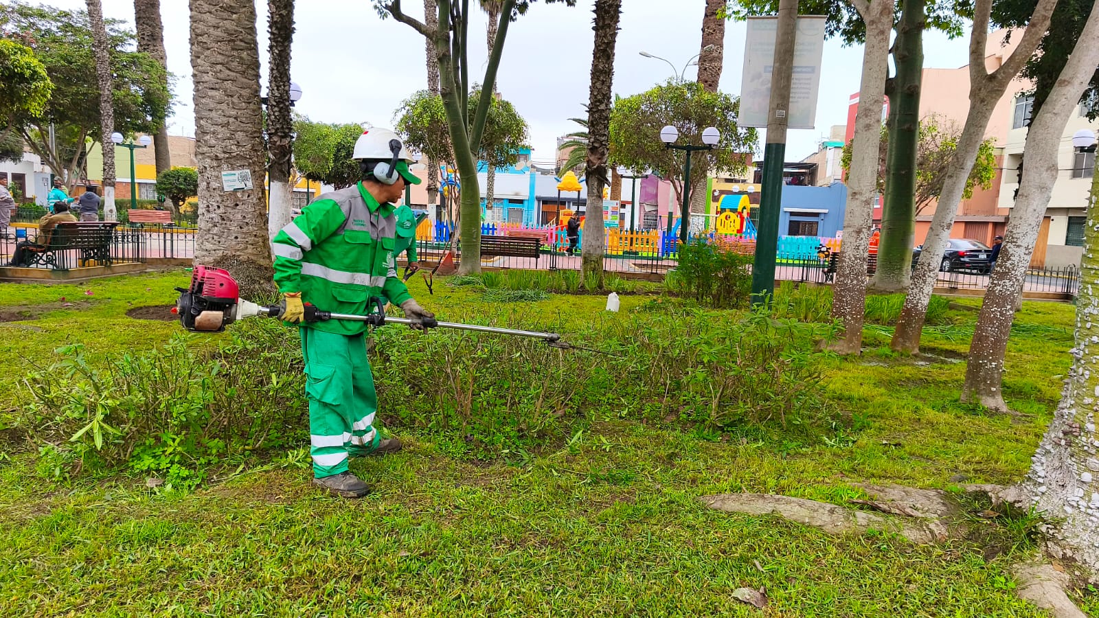 Trabajos de mantenimiento en Parque Antonio Raimondi