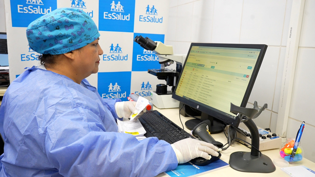 Laboratorio de emergencia de hospital Almenara de EsSalud