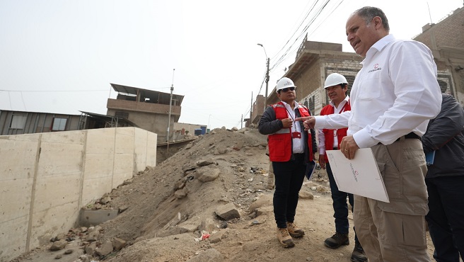Lima. El contralor general César Aguilar Surichaqui anunció la activación del “Control preventivo a las obras públicas paralizadas”, cuyo objetivo es contribuir gradualmente con la reactivación de los proyectos de inversión facilitando la culminación y funcionamiento de las 2572 obras públicas paralizadas, valorizadas en más de S/ 43 mil millones y con un saldo por ejecutar de S/ 22 mil millones, que favorecerían a más de ocho millones de ciudadanos.