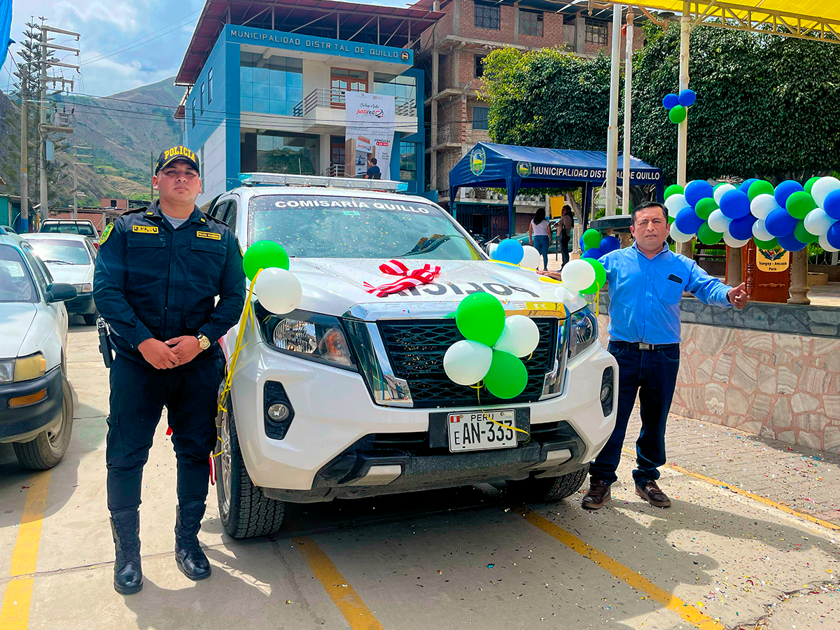 alcalde y comisario junto a la camioneta