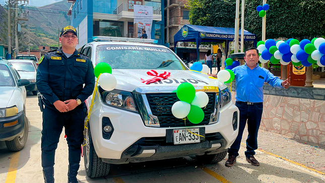 alcalde y comisario junto a la camioneta