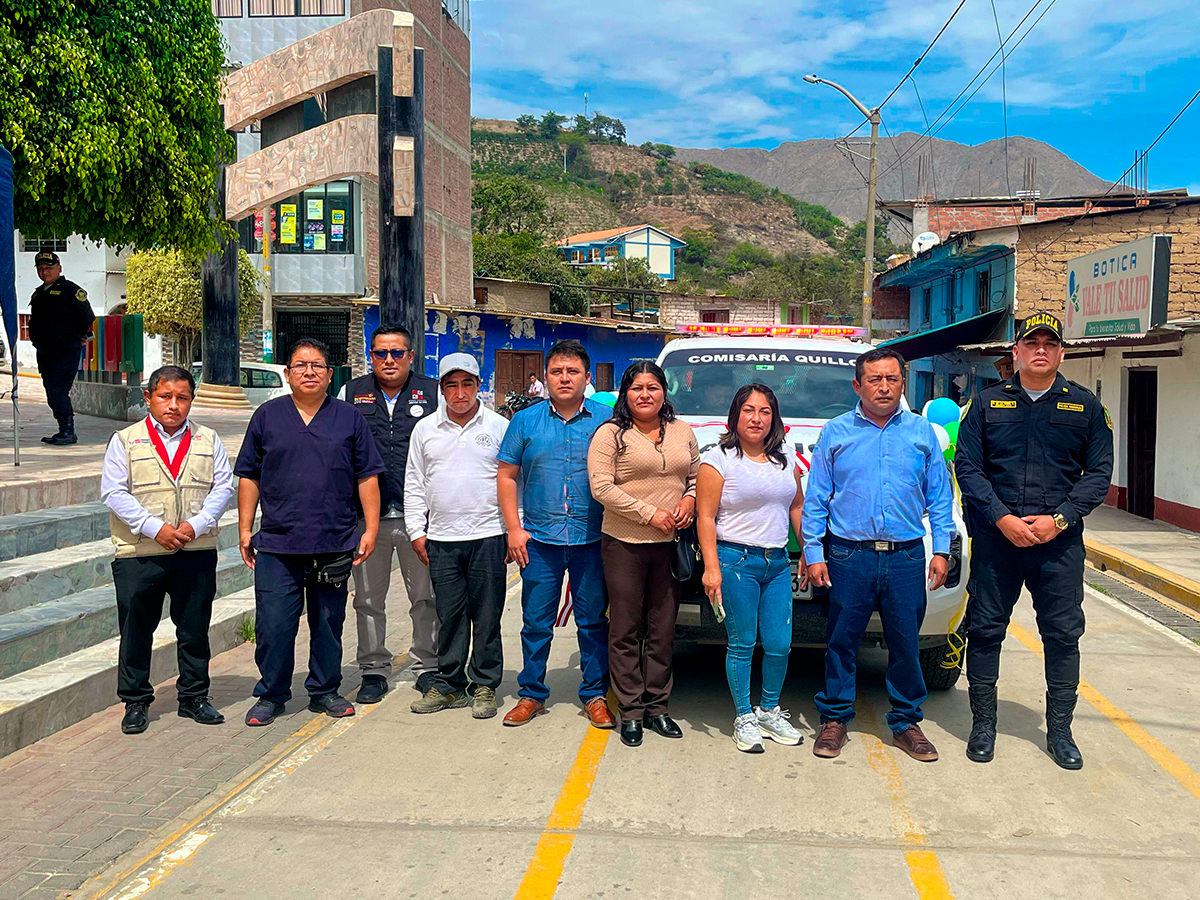 autoridades junto a la camioneta