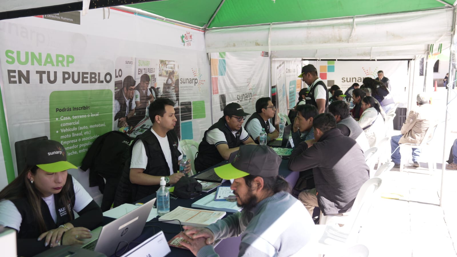 Foto de Trabajadores de Sunarp Cusco atienden a pobladores en actividad "Sunarp en tu pueblo"