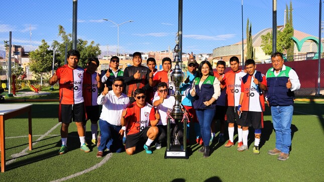 En el marco de las celebraciones por el Día del Taxista, la Municipalidad Provincial de Mariscal Nieto llevó a cabo con gran éxito el II Campeonato Relámpago de Futsal “Taxistas Formales 2025”, una jornada deportiva que reunió a 20 empresas de taxi y turismo formal de nuestra provincia.
