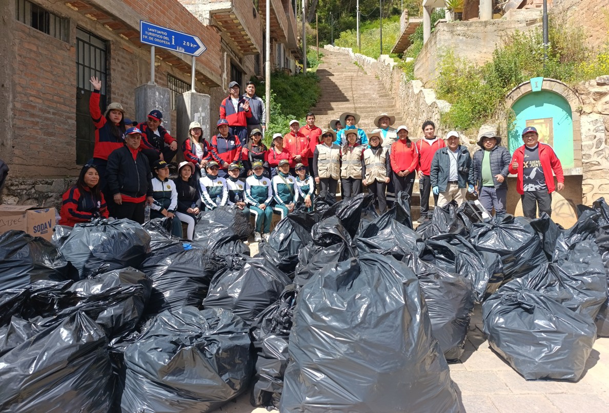 En el marco del Día Mundial del Medio Ambiente, el Gobierno Regional de Huancavelica, junto a diversas instituciones, realizó la Campaña de Limpieza Regional.