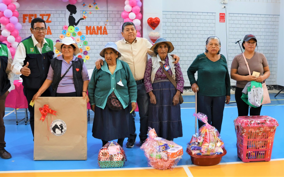 Con motivo de conmemorarse este segundo domingo de mayo el Día de la Madre, la Municipalidad Provincial de Mariscal Nieto realizó el jueves 8 de mayo un emotivo agasajo dirigido a las madres de las diferentes organizaciones sociales de la ciudad.