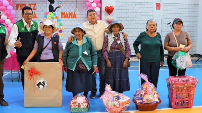 Con motivo de conmemorarse este segundo domingo de mayo el Día de la Madre, la Municipalidad Provincial de Mariscal Nieto realizó el jueves 8 de mayo un emotivo agasajo dirigido a las madres de las diferentes organizaciones sociales de la ciudad.