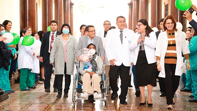 Minsa felicita dos hitos médicos históricos: primer trasplante renal de donante vivo y cirugía robótica n.º 207 en el Hospital Dos de Mayo
