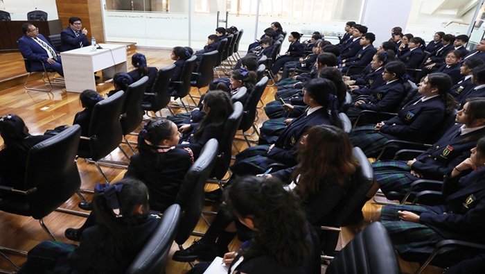 Cincuenta y cinco alumnos de la institución educativa privada “De la Cruz” visitan la sede del Tribunal Constitucional en San Isidro