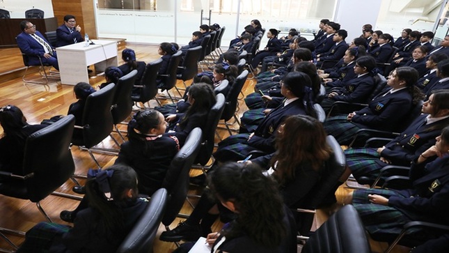 Cincuenta y cinco alumnos de la institución educativa privada “De la Cruz” visitan la sede del Tribunal Constitucional en San Isidro