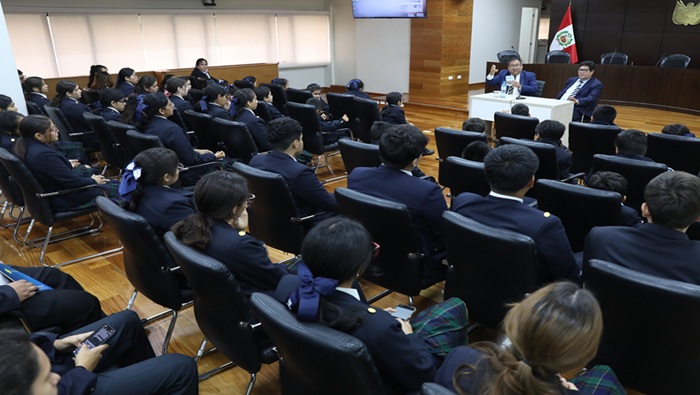 Cincuenta y cinco alumnos de la institución educativa privada “De la Cruz” visitan la sede del Tribunal Constitucional en San Isidro