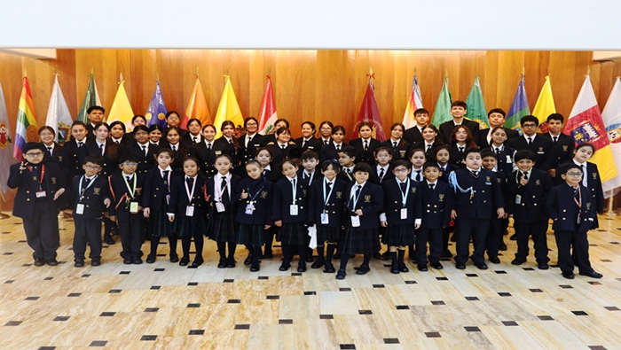 Cincuenta y cinco alumnos de la institución educativa privada “De la Cruz” visitan la sede del Tribunal Constitucional en San Isidro