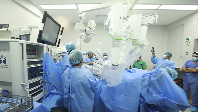 Minsa felicita dos hitos médicos históricos: primer trasplante renal de donante vivo y cirugía robótica n.º 207 en el Hospital Dos de Mayo