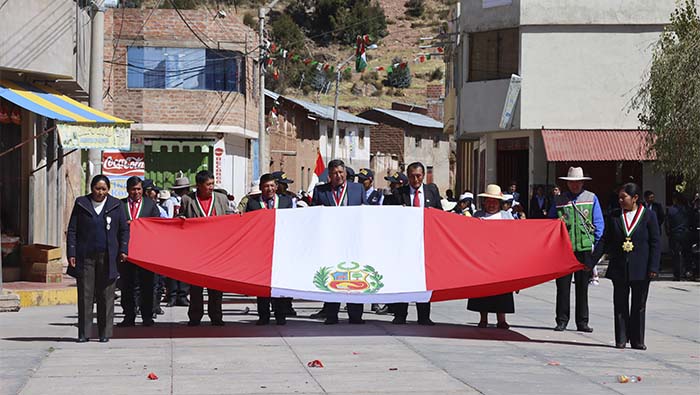 Personas llevando Bandera