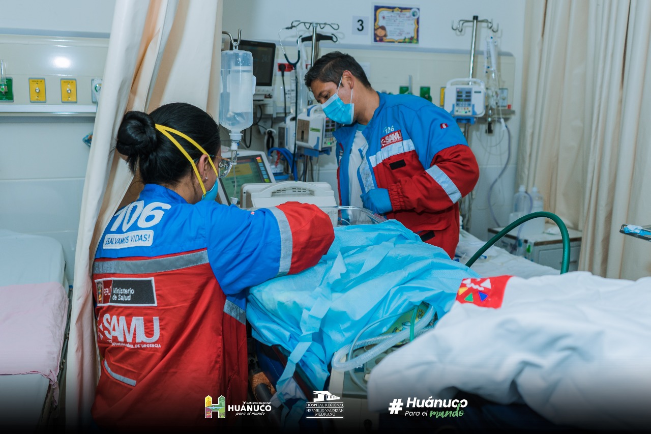 personal médico del SAMU preparando al paciente para su traslado