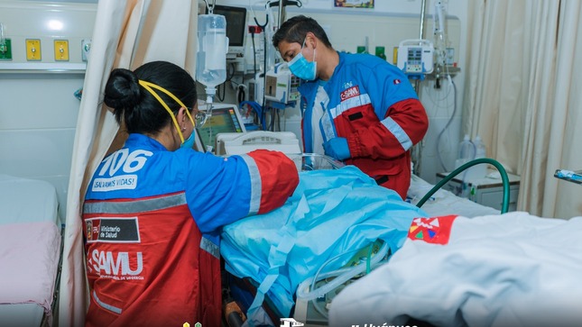 personal médico del SAMU preparando al paciente para su traslado
