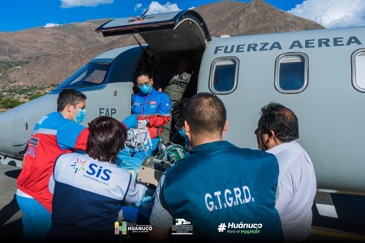 personal médico, subiendo al paciente a la aeronave que lo trasladará a Lima