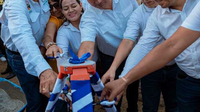 Gobernador Luis Neyra Coloca primera piedra de Polideportivo de Urb. San Bernardo