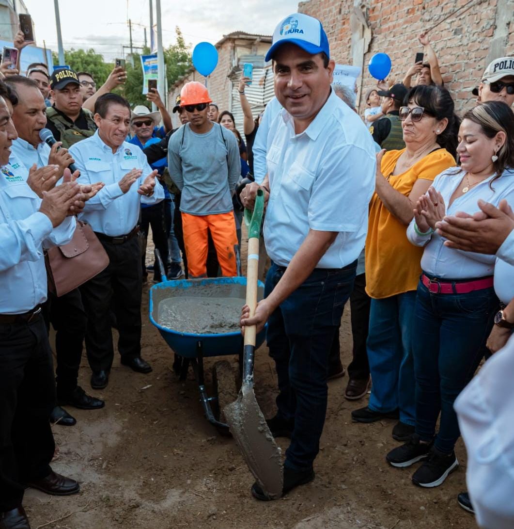 Gobernador Luis Neyra Coloca primera piedra de Polideportivo de Urb. San Bernardo