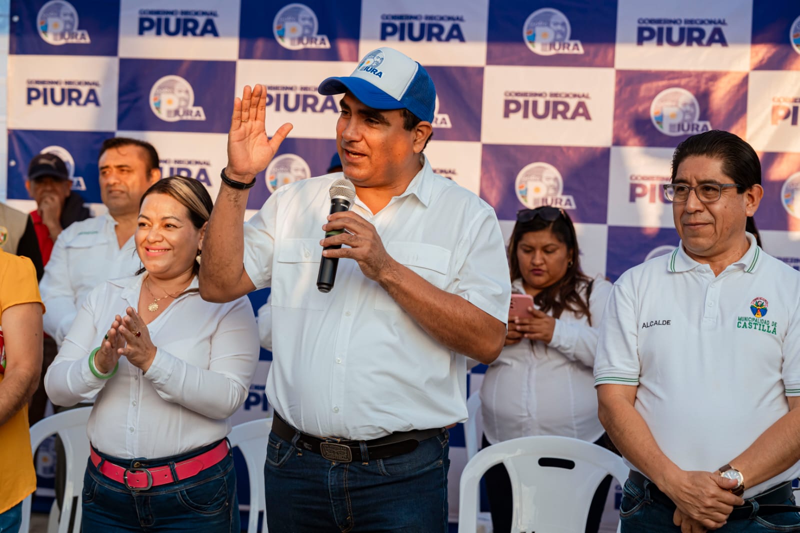 Gobernador Luis Neyra Coloca primera piedra de Polideportivo de Urb. San Bernardo