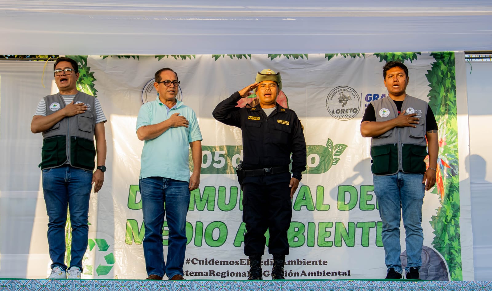 funcionarios cantando el himno