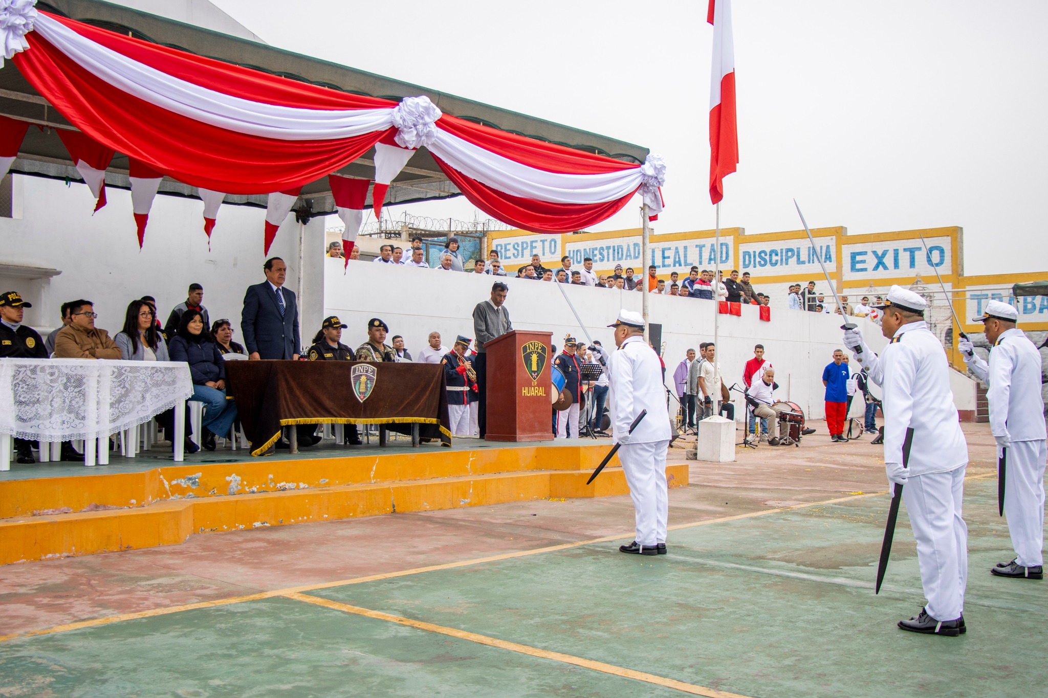 Municipalidad de Huaral participa en ceremonia por Día de la Bandera y visita talleres productivos en el centro penitenciario de Aucallama