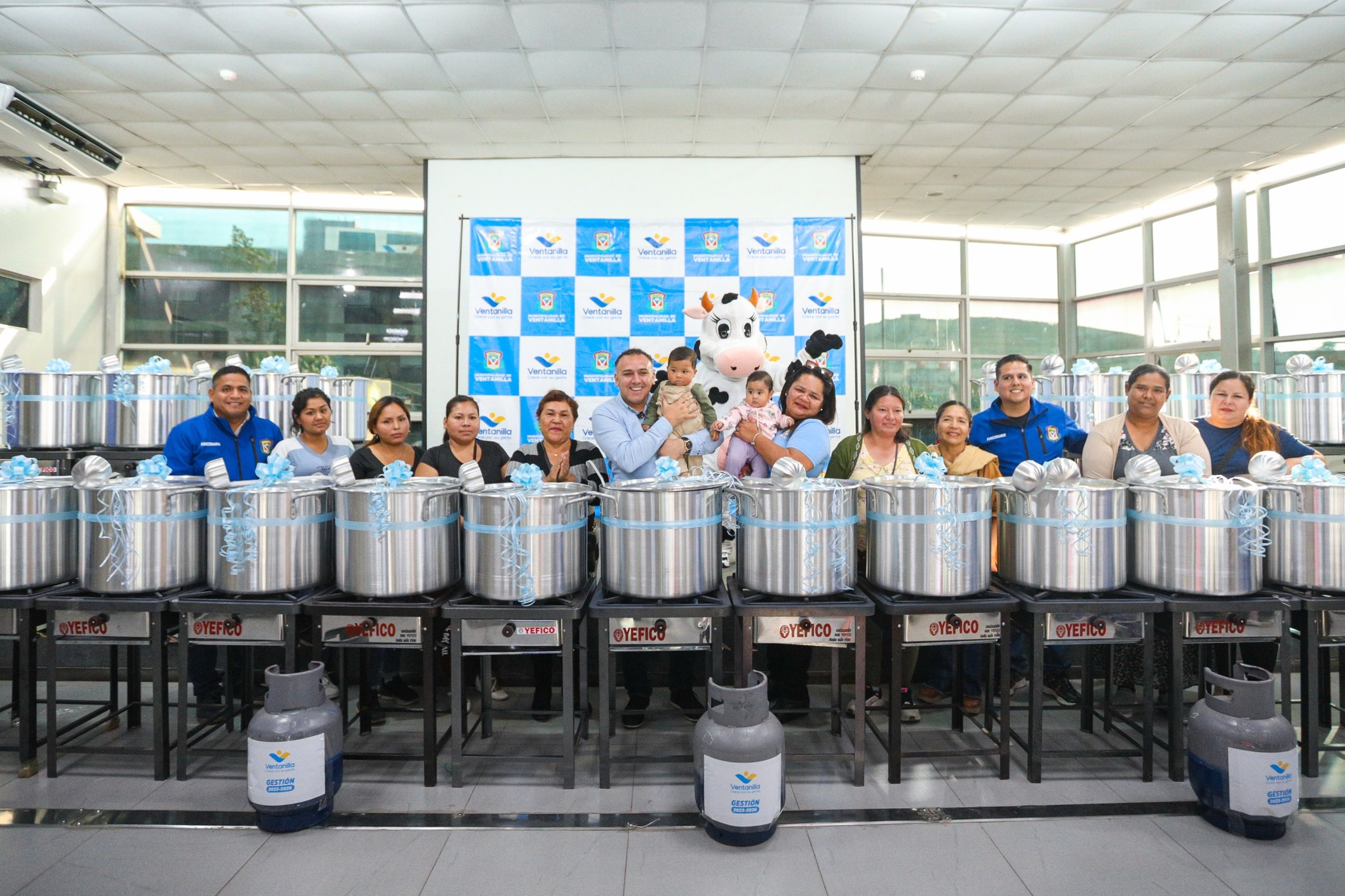Apoyamos a 25 comités del Vaso de Leche con ollas, cocinas 🔥, cucharones 🥄 y balones de gas para mejorar la alimentación de niños , madres gestantes y lactantes 🍼. ¡Una gestión con rostro humano!