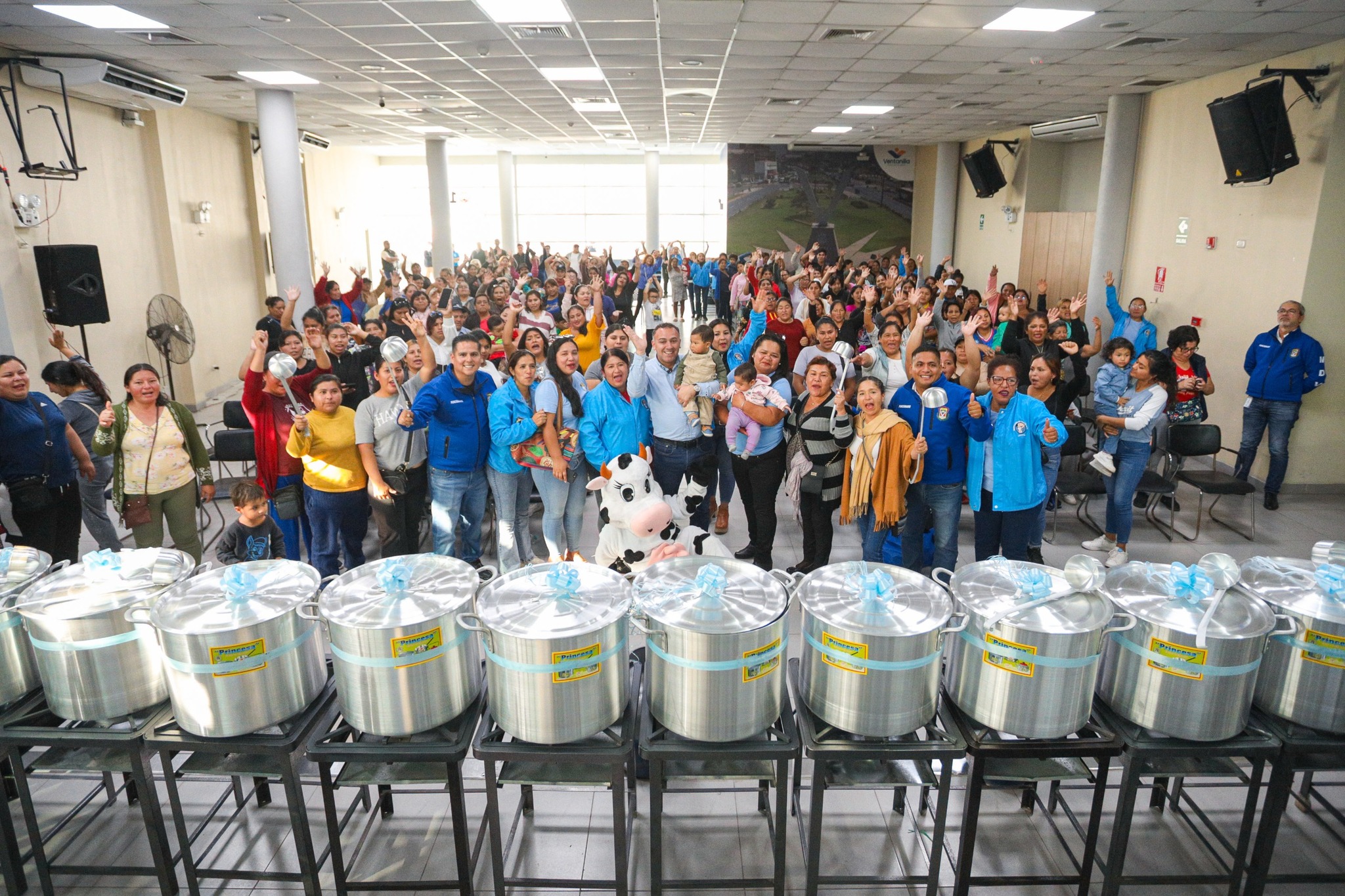 Apoyamos a 25 comités del Vaso de Leche con ollas, cocinas 🔥, cucharones 🥄 y balones de gas para mejorar la alimentación de niños , madres gestantes y lactantes 🍼. ¡Una gestión con rostro humano!