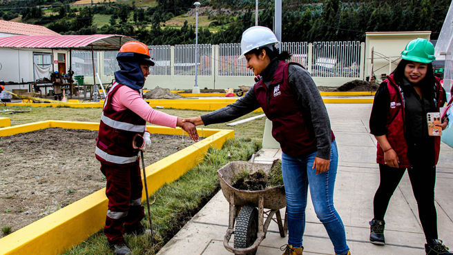Consejera regional por paucartambo inspecciona obras del Instituto Perdagógico Virgen del Carm,en en Challabamba Paucartambo .
