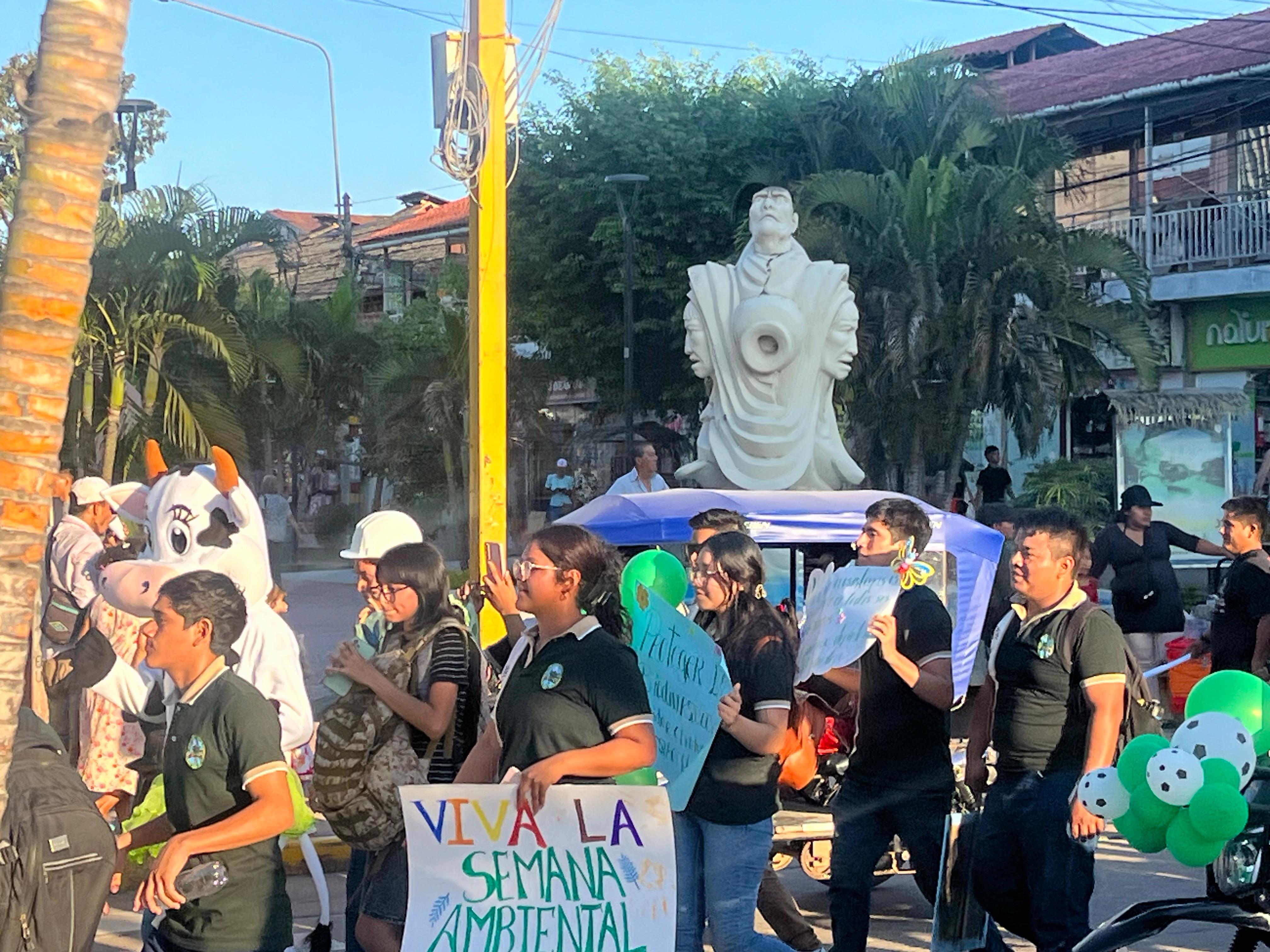 Participación juvenil en el pasacalle por el medio ambiente.