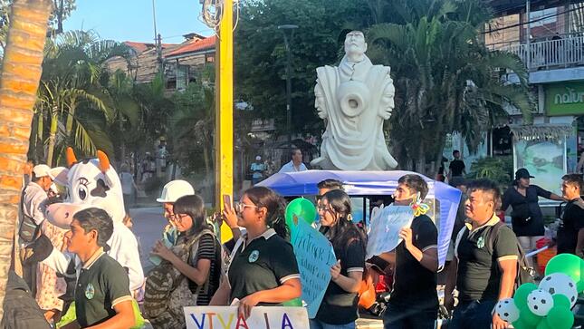 Participación juvenil en el pasacalle por el medio ambiente.