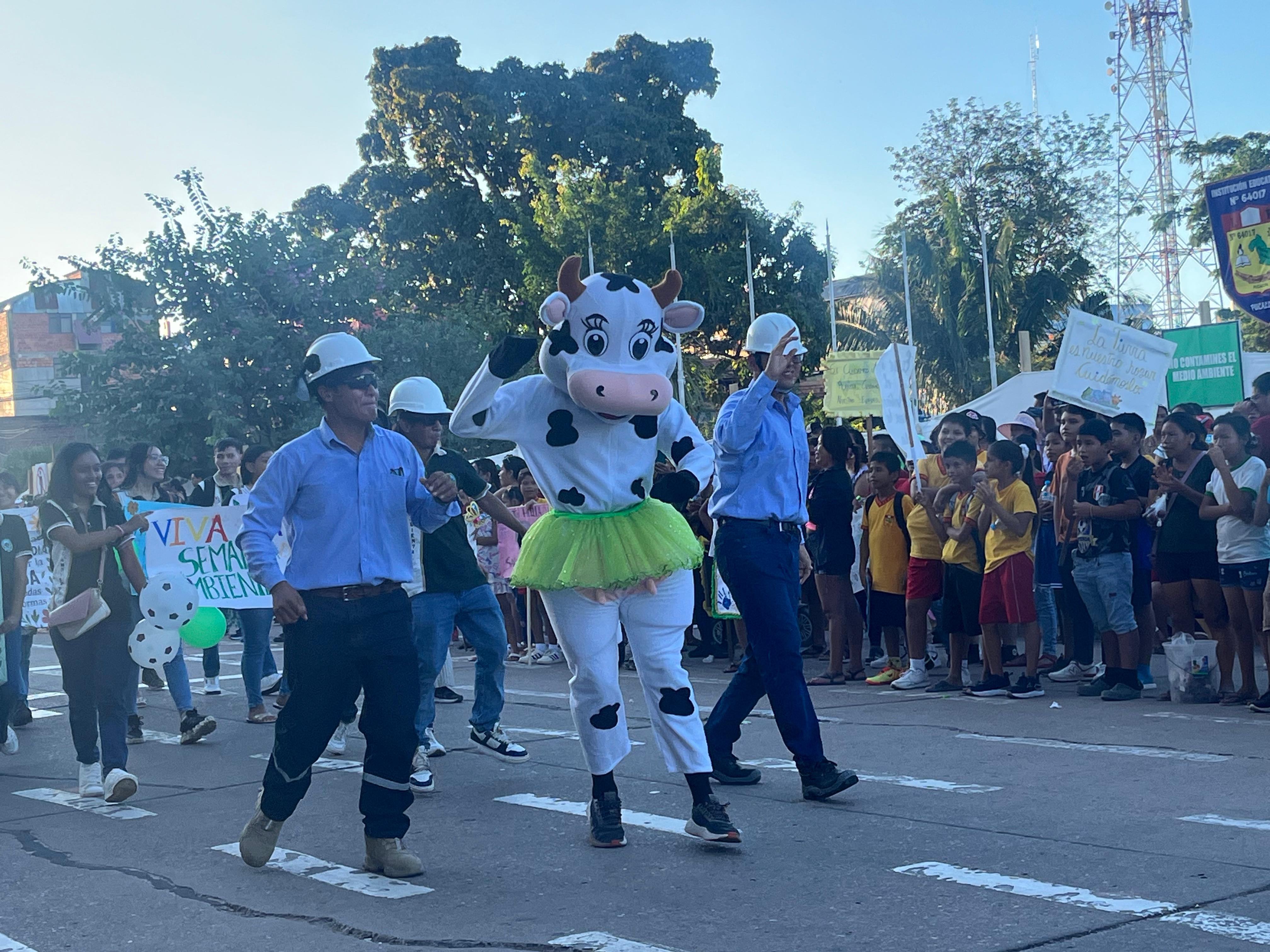 Estudiantes universitarios participaron en el pasacalle ambiental.
