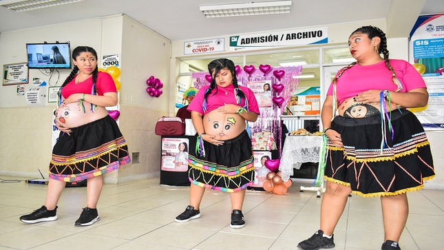 Gestantes en concurso de coreografía.
