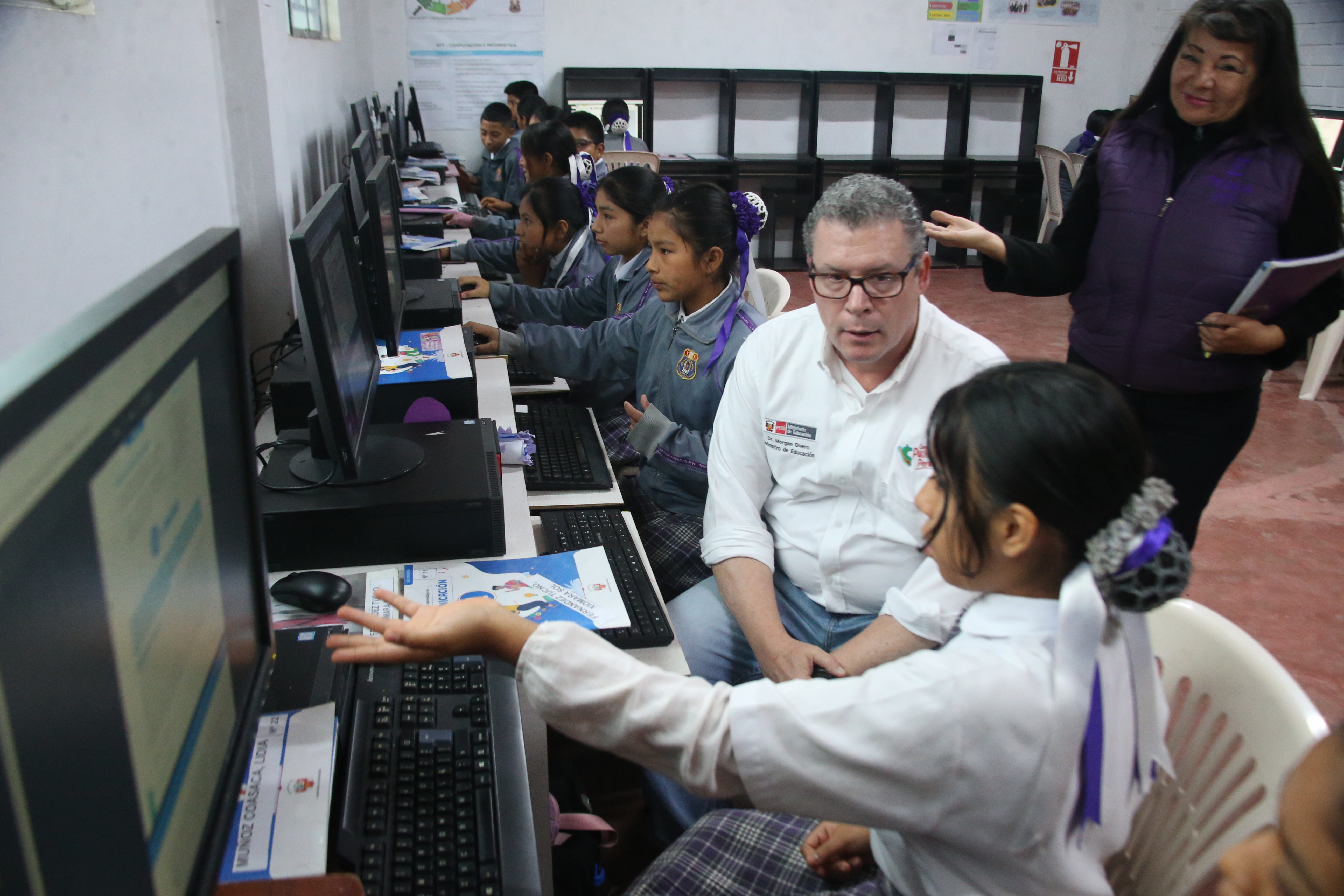 Trabajo articulado con apoyo del sector privado ha beneficiado a más de 3000 estudiantes en 12 regiones