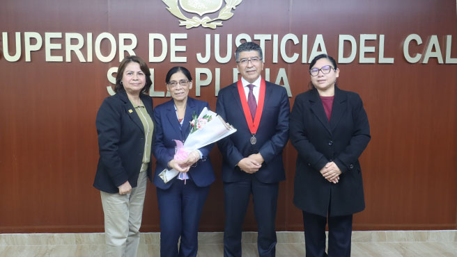 Presidente de la Corte Superior del Callao, Miguel Castañeda Moya, reconoce labor profesional de servidora judicial Isabel Morales de Calderón quien se jubila en esta entidad judicial.
