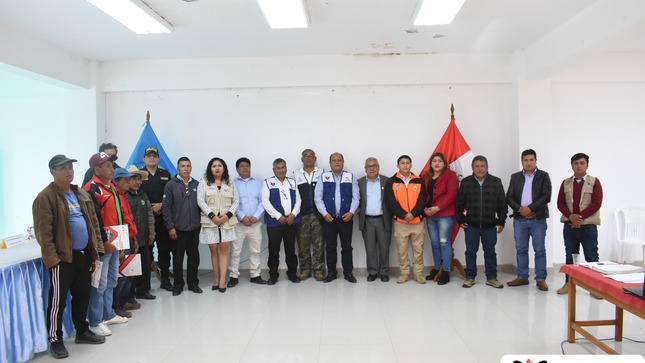 🔵INSTITUCIONES LOCALES PLANTEAN ACCIONES FRENTE A PROBLEMÁTICA SOCIAL EN II SESIÓN ORDINARIA DE COPROSEC SIHUAS 2025
𝘚𝘪𝘩𝘶𝘢𝘴, 5 𝘥𝘦 𝘫𝘶𝘯𝘪𝘰 𝘥𝘦 2025. Con el objetivo de fortalecer la seguridad ciudadana y hacer frente a las problemáticas que afectan a la provincia, se desarrolló la II Sesión Ordinaria del Comité Provincial de Seguridad Ciudadana (Coprosec) en la ciudad de Sihuas, con la participación de autoridades provinciales, distritales e instituciones públicas.
La sesión fue presidida por el alcalde provincial de Sihuas, Demetrio Buiza Picón en su calidad de presidente del Coprosec, quien reafirmó su compromiso con la seguridad del territorio. Anunció la implementación de dos casetas de vigilancia en los accesos al casco urbano, así como la instalación de cámaras de videovigilancia y un monitor de control, que permitirán reforzar la capacidad de respuesta ante actos delictivos.
Como parte de la agenda, se llevó a cabo una capacitación a cargo del jefe de Seguridad Ciudadana del Gobierno Regional de Áncash, quien abordó los enfoques normativos y operativos que deben regir en los planes locales de seguridad.
Durante la sesión, el reporte de la Policía Nacional del Perú (PNP) informó sobre la captura de requisitoriados y casos de violencia familiar, y enfatizó la necesidad de fortalecer las capacitaciones en distritos a través de programas sociales. A su vez, evidenció sobre el incremento en casos de violencia familiar, consumo de alcohol en espacios públicos, disturbios juveniles y hurtos, por lo que se recomendó fortalecer los patrullajes y la articulación con las rondas campesinas. 
Por otro lado, la Unidad de Gestión Educativa Local (UGEL) Sihuas expuso problemáticas como el consumo de drogas, peleas, seducción de menores y embarazo en adolescentes. El director hizo un llamado a trabajar desde la raíz, fomentando espacios formativos, artísticos y deportivos, y propuso un modelo de intervención conjunta entre instituciones, familia y escuela. También instó a hacer cumplir las ordenanzas que regulan el funcionamiento de discotecas, subrayando la urgencia de articular esfuerzos para recuperar espacios públicos y garantizar entornos seguros para la niñez y juventud.
El Ministerio Público insistió en que los operativos deben ser planificados con presencia fiscal, remarcando que los adolescentes de 16 años que infringen la ley pueden ser procesados como adultos. Asimismo, exhortó a que los casos sospechosos sean intervenidos con inmediatez y bajo los procedimientos establecidos, solicitando la implementación efectiva del control de identidad y operativos en zonas vulnerables.
El Juzgado Mixto de Sihuas expresó su respaldo a las acciones propuestas, exigiendo resultados con evidencia e instando a reforzar los operativos en sectores de alto riesgo.
Por su parte, la Microred de Salud Sihuas presentó un diagnóstico que revela problemáticas como el alcoholismo, la pérdida de identidad en adolescentes y la violencia familiar. Se remarcó la necesidad de trabajar con un enfoque de prevención desde los establecimientos de salud.
La Subprefectura propuso fortalecer el control de licencias de funcionamiento en discotecas y otros locales nocturnos, solicitando que los operativos se realicen de forma coordinada con las autoridades competentes.
Finalmente, los alcaldes y representantes de los distritos de Acobamba, Chingalpo, Huayllabamba, Ragash y San Juan informaron sobre sus avances y desafíos. Entre las propuestas presentadas se incluyeron: la creación de una gerencia exclusiva de seguridad ciudadana, la implementación de cámaras de vigilancia, y la conformación de una federación de rondas campesinas para reforzar el control territorial.
La jornada concluyó con el acuerdo de reformular el Plan de Acción Provincial de Seguridad Ciudadana 2024–2027, y convocar una próxima reunión para definir metas e indicadores claros que permitan medir el impacto de las acciones.
