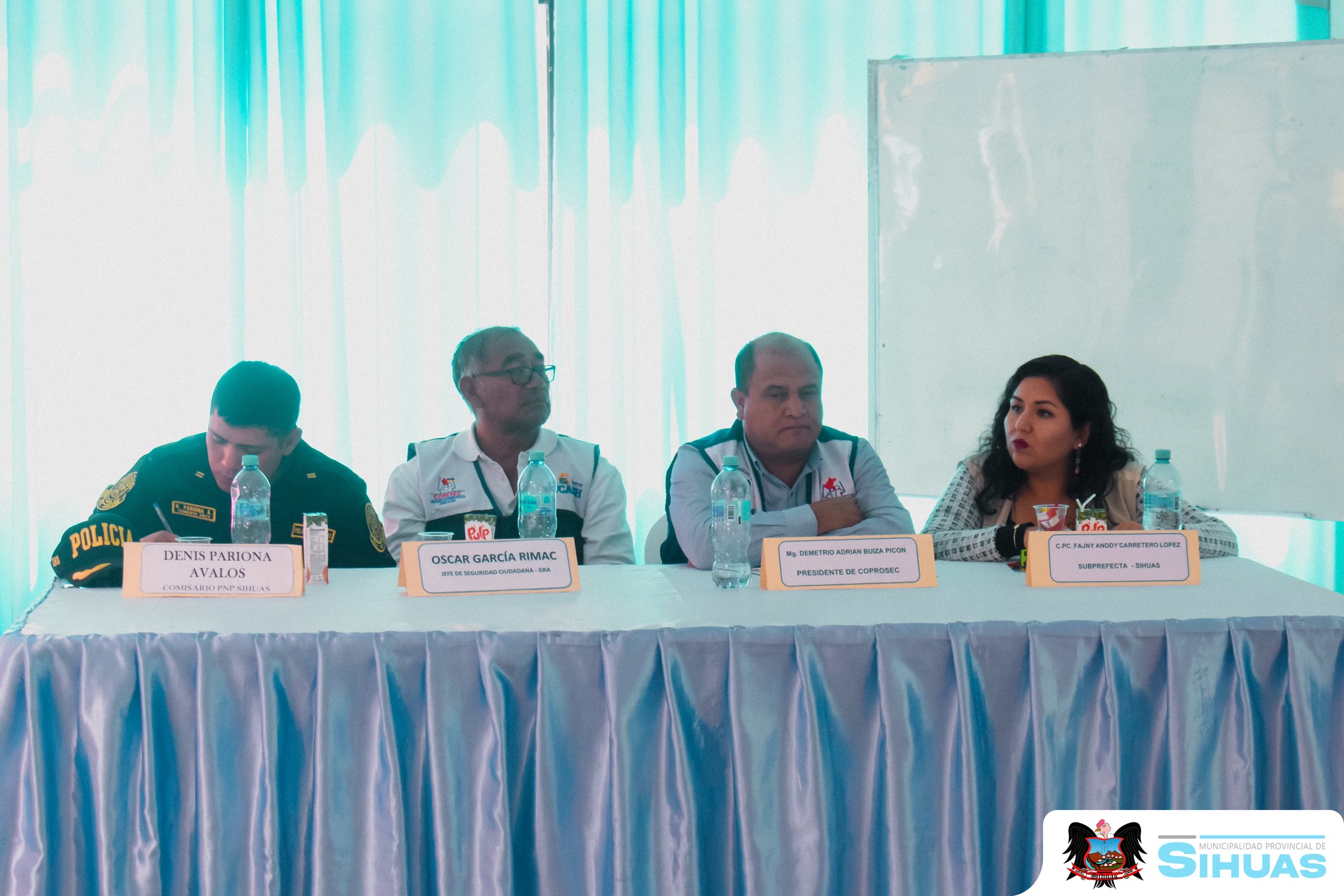 🔵INSTITUCIONES LOCALES PLANTEAN ACCIONES FRENTE A PROBLEMÁTICA SOCIAL EN II SESIÓN ORDINARIA DE COPROSEC SIHUAS 2025
𝘚𝘪𝘩𝘶𝘢𝘴, 5 𝘥𝘦 𝘫𝘶𝘯𝘪𝘰 𝘥𝘦 2025. Con el objetivo de fortalecer la seguridad ciudadana y hacer frente a las problemáticas que afectan a la provincia, se desarrolló la II Sesión Ordinaria del Comité Provincial de Seguridad Ciudadana (Coprosec) en la ciudad de Sihuas, con la participación de autoridades provinciales, distritales e instituciones públicas.
La sesión fue presidida por el alcalde provincial de Sihuas, Demetrio Buiza Picón en su calidad de presidente del Coprosec, quien reafirmó su compromiso con la seguridad del territorio. Anunció la implementación de dos casetas de vigilancia en los accesos al casco urbano, así como la instalación de cámaras de videovigilancia y un monitor de control, que permitirán reforzar la capacidad de respuesta ante actos delictivos.
Como parte de la agenda, se llevó a cabo una capacitación a cargo del jefe de Seguridad Ciudadana del Gobierno Regional de Áncash, quien abordó los enfoques normativos y operativos que deben regir en los planes locales de seguridad.
Durante la sesión, el reporte de la Policía Nacional del Perú (PNP) informó sobre la captura de requisitoriados y casos de violencia familiar, y enfatizó la necesidad de fortalecer las capacitaciones en distritos a través de programas sociales. A su vez, evidenció sobre el incremento en casos de violencia familiar, consumo de alcohol en espacios públicos, disturbios juveniles y hurtos, por lo que se recomendó fortalecer los patrullajes y la articulación con las rondas campesinas.
Por otro lado, la Unidad de Gestión Educativa Local (UGEL) Sihuas expuso problemáticas como el consumo de drogas, peleas, seducción de menores y embarazo en adolescentes. El director hizo un llamado a trabajar desde la raíz, fomentando espacios formativos, artísticos y deportivos, y propuso un modelo de intervención conjunta entre instituciones, familia y escuela. También instó a hacer cumplir las ordenanzas que regulan el funcionamiento de discotecas, subrayando la urgencia de articular esfuerzos para recuperar espacios públicos y garantizar entornos seguros para la niñez y juventud.
El Ministerio Público insistió en que los operativos deben ser planificados con presencia fiscal, remarcando que los adolescentes de 16 años que infringen la ley pueden ser procesados como adultos. Asimismo, exhortó a que los casos sospechosos sean intervenidos con inmediatez y bajo los procedimientos establecidos, solicitando la implementación efectiva del control de identidad y operativos en zonas vulnerables.
El Juzgado Mixto de Sihuas expresó su respaldo a las acciones propuestas, exigiendo resultados con evidencia e instando a reforzar los operativos en sectores de alto riesgo.
Por su parte, la Microred de Salud Sihuas presentó un diagnóstico que revela problemáticas como el alcoholismo, la pérdida de identidad en adolescentes y la violencia familiar. Se remarcó la necesidad de trabajar con un enfoque de prevención desde los establecimientos de salud.
La Subprefectura propuso fortalecer el control de licencias de funcionamiento en discotecas y otros locales nocturnos, solicitando que los operativos se realicen de forma coordinada con las autoridades competentes.
Finalmente, los alcaldes y representantes de los distritos de Acobamba, Chingalpo, Huayllabamba, Ragash y San Juan informaron sobre sus avances y desafíos. Entre las propuestas presentadas se incluyeron: la creación de una gerencia exclusiva de seguridad ciudadana, la implementación de cámaras de vigilancia, y la conformación de una federación de rondas campesinas para reforzar el control territorial.
La jornada concluyó con el acuerdo de reformular el Plan de Acción Provincial de Seguridad Ciudadana 2024–2027, y convocar una próxima reunión para definir metas e indicadores claros que permitan medir el impacto de las acciones.