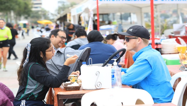 Asistentes al Malecón Grau disfrutan los ricos potajes