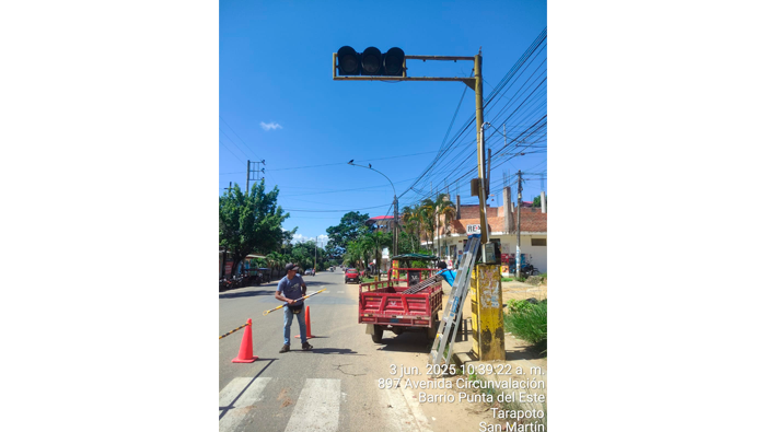 Mantenimiento preventivo y correctivo de semรกforos en diferentes puntos de Tarapoto.