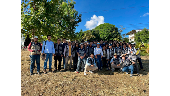 Estudiantes de la UNSM vienen acondicionando el terreno destinado a la jornada de reforestación. 
