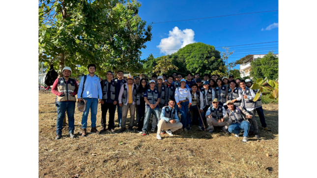 Estudiantes de la UNSM vienen acondicionando el terreno destinado a la jornada de reforestación. 