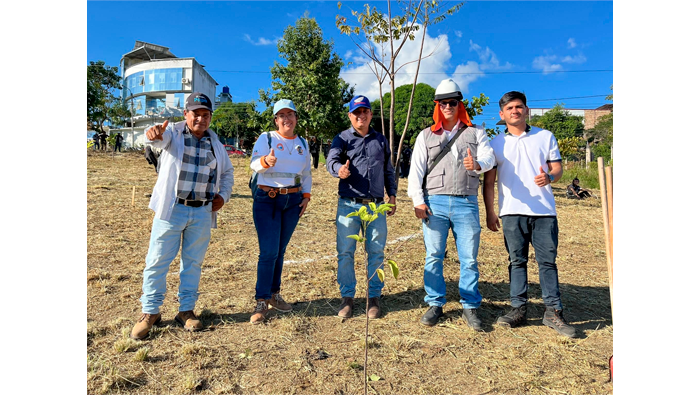 Estudiantes de la UNSM vienen acondicionando el terreno destinado a la jornada de reforestación. 