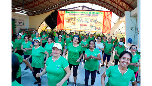 Adultos mayores demuestran alegría y diversión en talleres de habilidades artísticas (bailetón).
