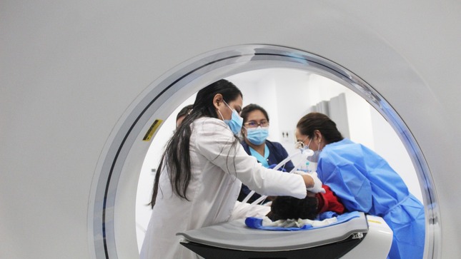 Hospital de Apoyo II-2 Sullana realiza tomografías pediátricas bajo anestesia para mejorar diagnósticos